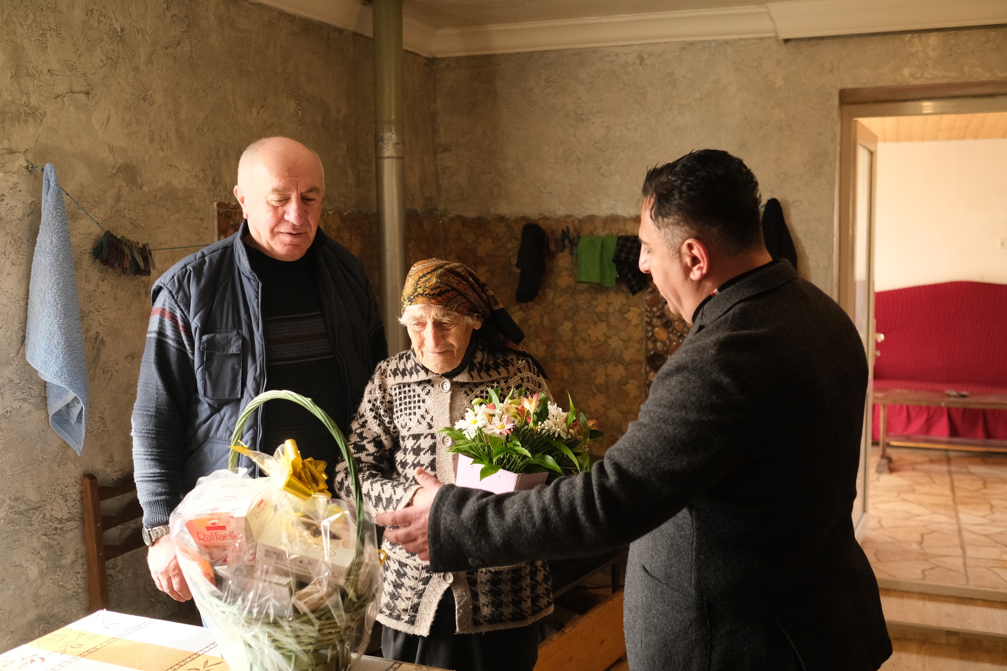 Dmanisi bələdiyyəsinin meri Koba Muradaşvili yerli hökumət nümayəndələri ilə birlikdə veteran, yaşlı və əlil qadınları ziyarət edib, onları 8 Mart münasibəti ilə şəxsən təbrik edib, onlara gül və şirniyyatlar verib.