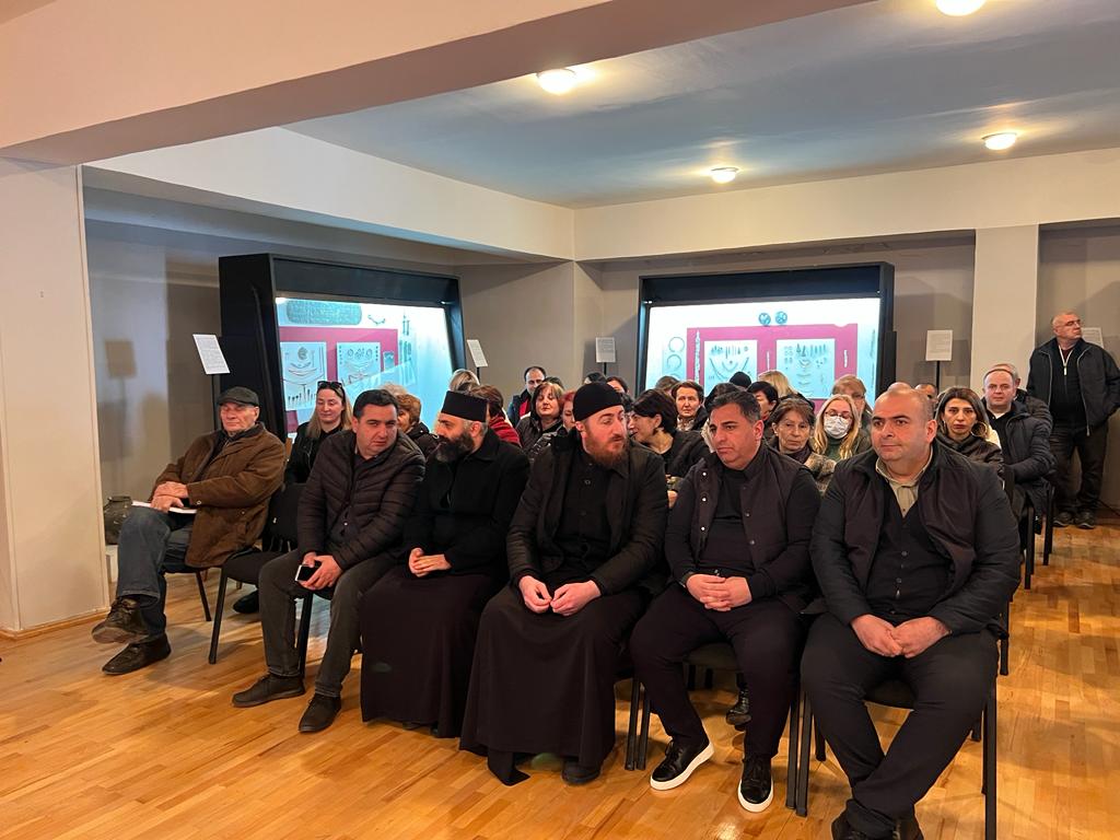 Dmanisi şəhərinin Zinaida Kverençkiladze adına peşəkar dövlət teatrı Dmanisi mədəniyyət və incəsənət mərkəzinin sərgi salonunda İoseb Çumburidzenin “Mənim qələmim və ya bizim Qolqota” kompozisiyasını təqdim edib.