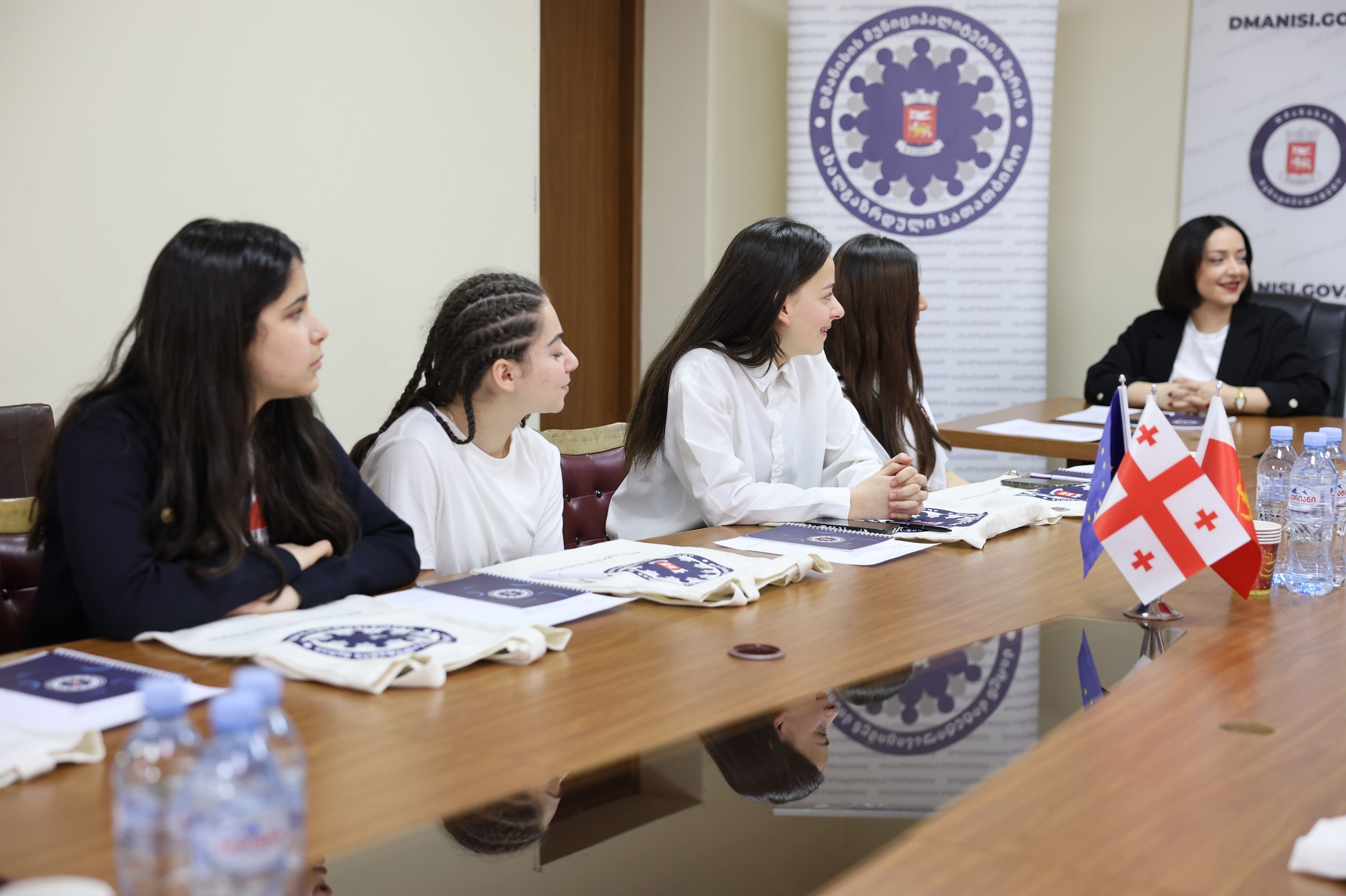 დმანისის მუნიციპალიტეტის მერმა კობა მურადაშვილმა ახალგაზრდული სათათბიროს ახლად არჩეულ წევრებთან პირველი შეხვედრა გამართა.