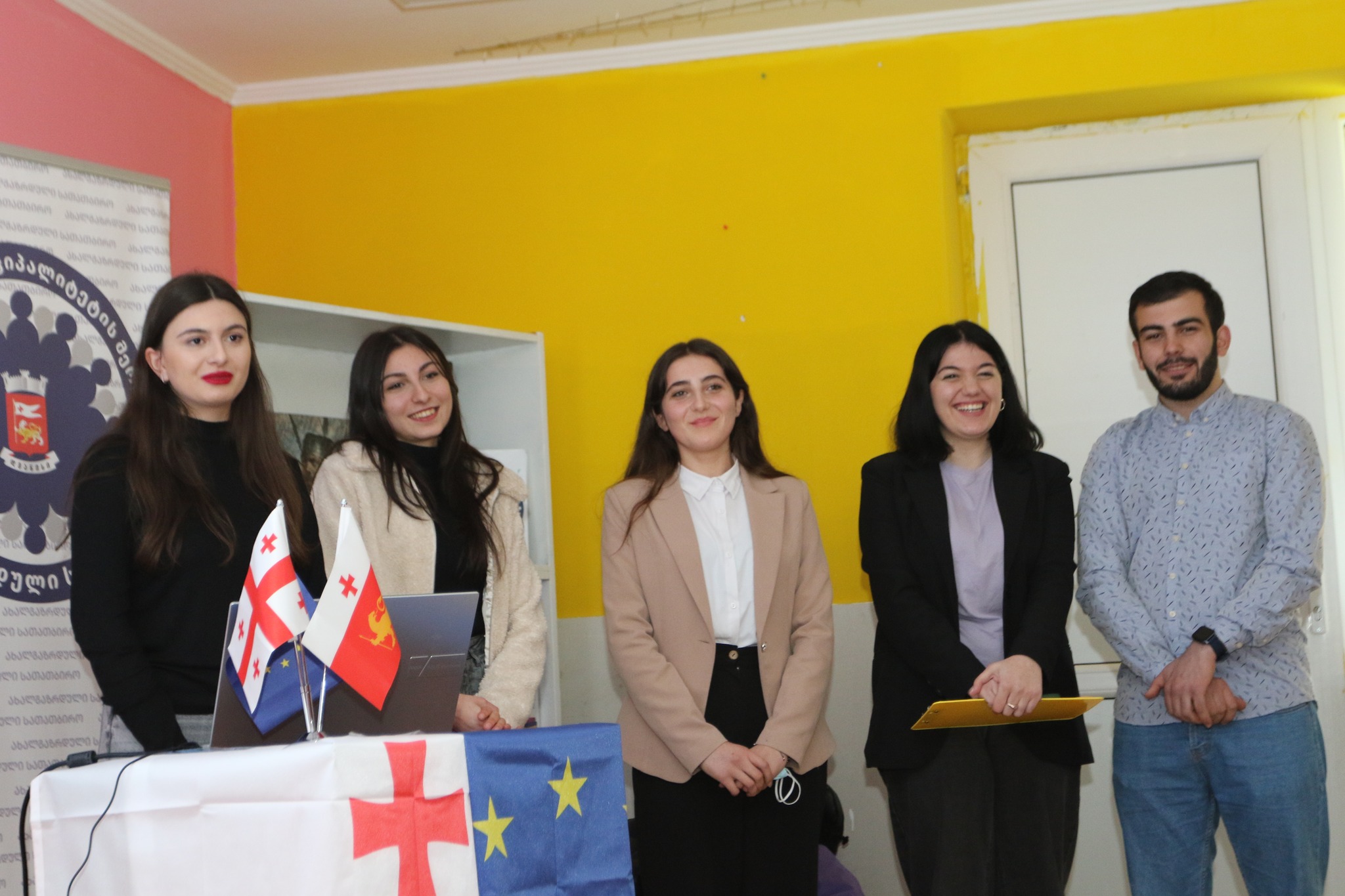 Dmanisi bələdiyyəsinin meri Koba Muradaşvili birinci müavini Kaxa Petriaşvili və Sakrebulo sədri Paata Kuliaşvili ilə birlikdə Dmanisi gənclər məkanında gənclər şurasının 2023-cü il hesabatının təqdimatında iştirak edib, burada həyata keçirilən tədbirlər