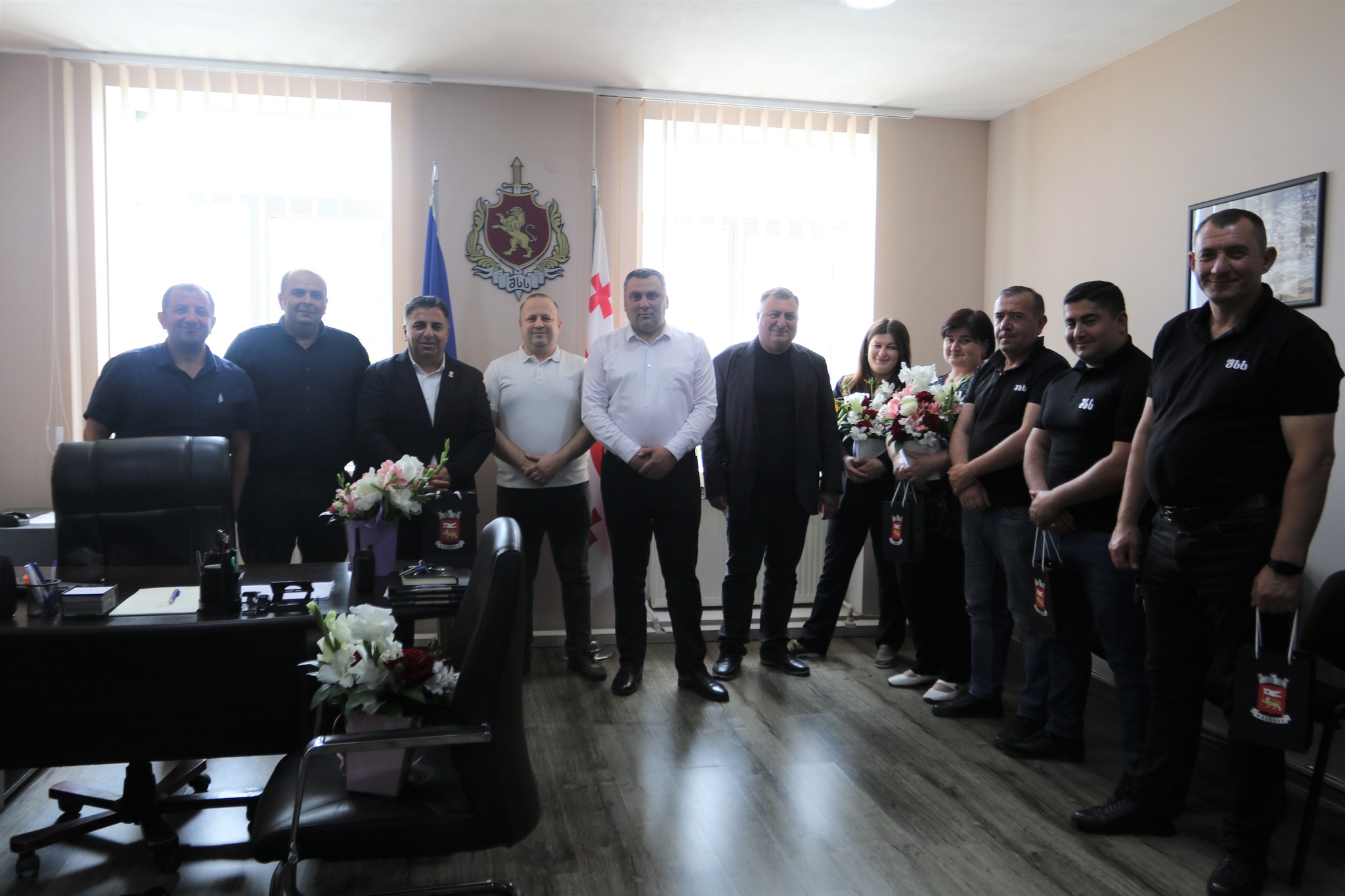 Dmanisi Bələdiyyəsinin meri və Şəhər Şurasının sədri Kvemo Kartli Polis Departamentinin Dmanisi Rayon Şöbəsinin və Təhlükəsizlik Polisinin əməkdaşlarını polisin peşə günü münasibətilə təbrik ediblər.