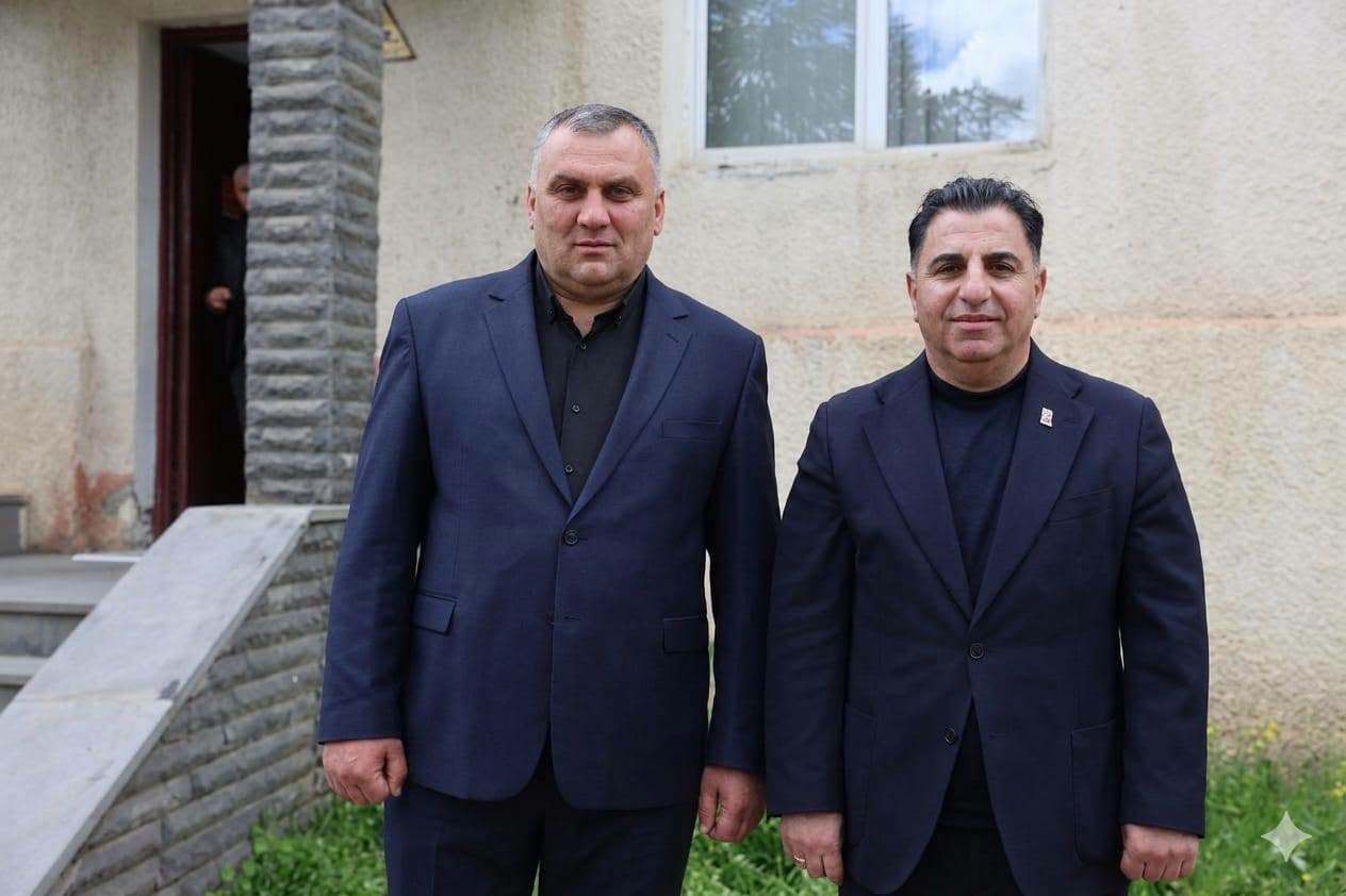 კობა მურადაშვილმა, მუნიციპალიტეტის ხელმძღვანელ პირებთან ერთად, შსს ქვემო ქართლის პოლიციის დეპარტამენტის დმანისის რაიონული სამმართველოსა და დაცვის პოლიციის თანამშრომლებს პოლიციელის დღე მიულოცა.